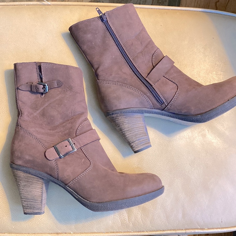 Beautiful La Canadienne 10M suede brown shorty leather boots.  Side zip.